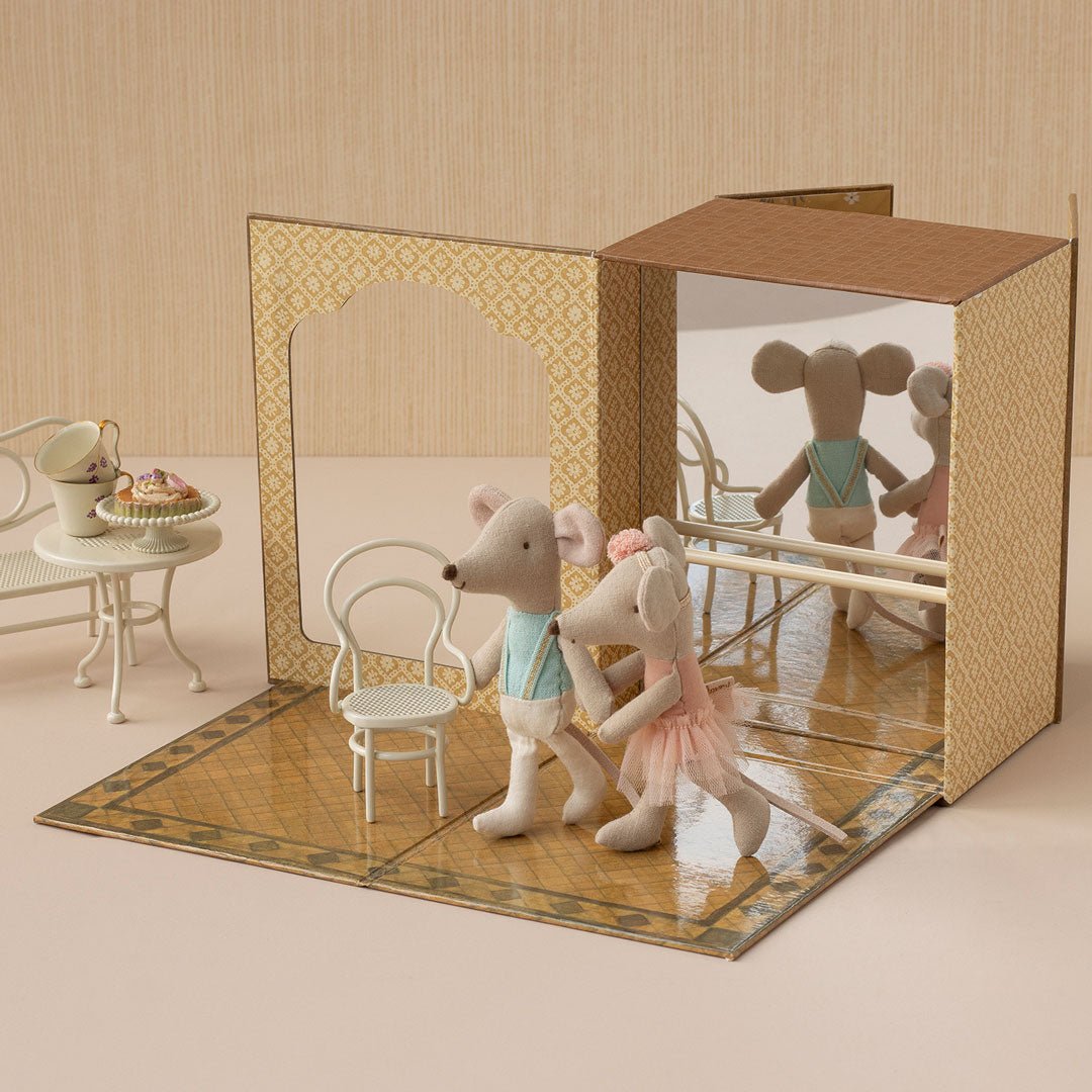 Ballettmäuse im Tanzstudio, Kleine Schwester und kleiner Bruder