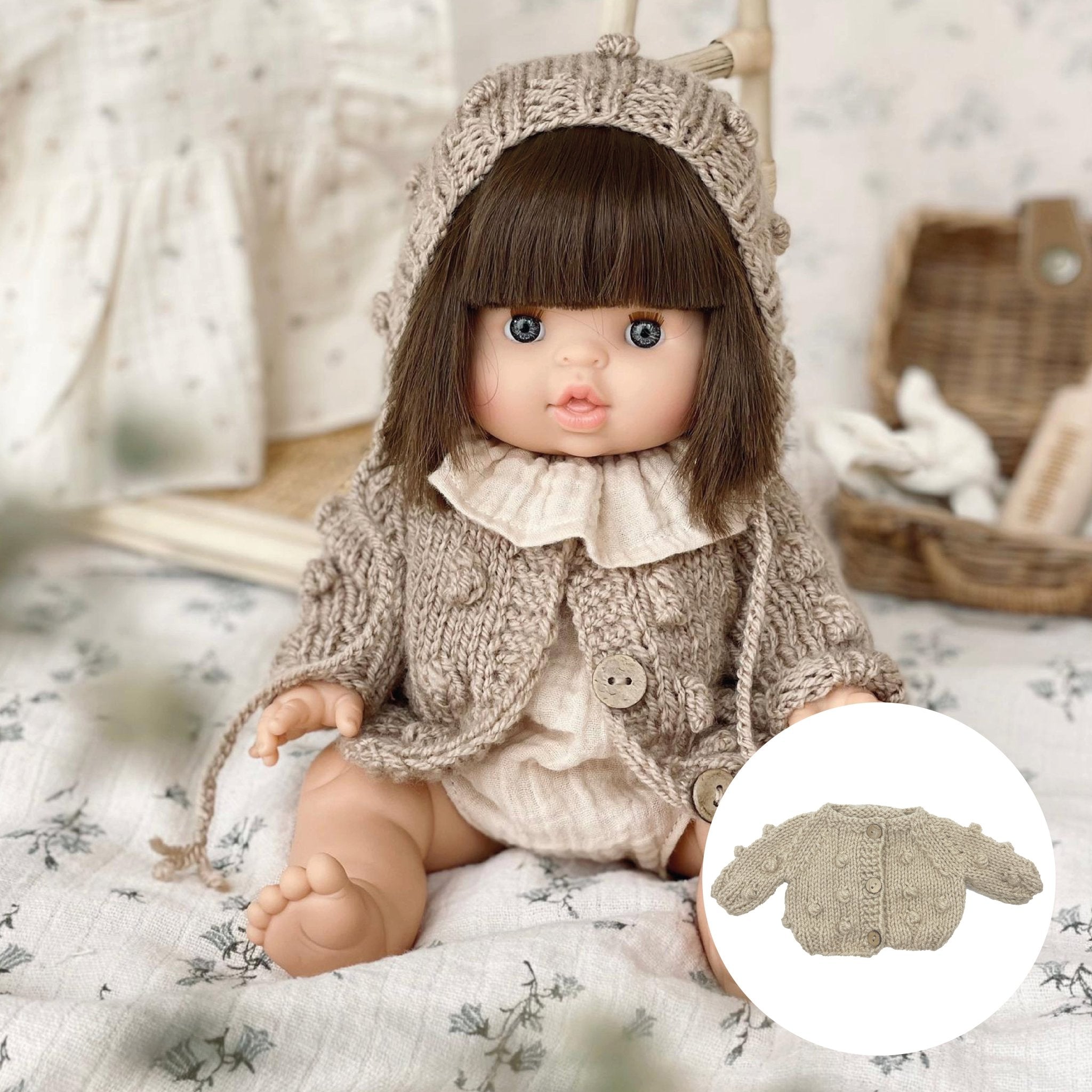 Geschenkset Puppe & Kleidung - Chloe mit Strickjacke, Romper & Mütze