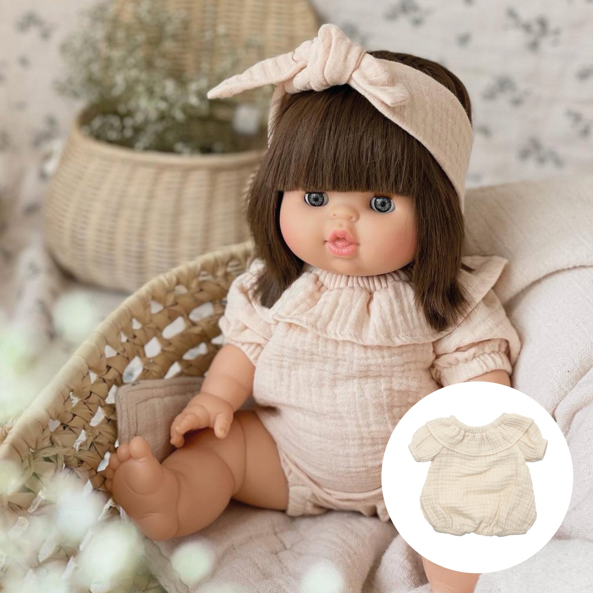 Geschenkset Puppe & Kleidung - Chloe mit Strickjacke, Romper & Mütze