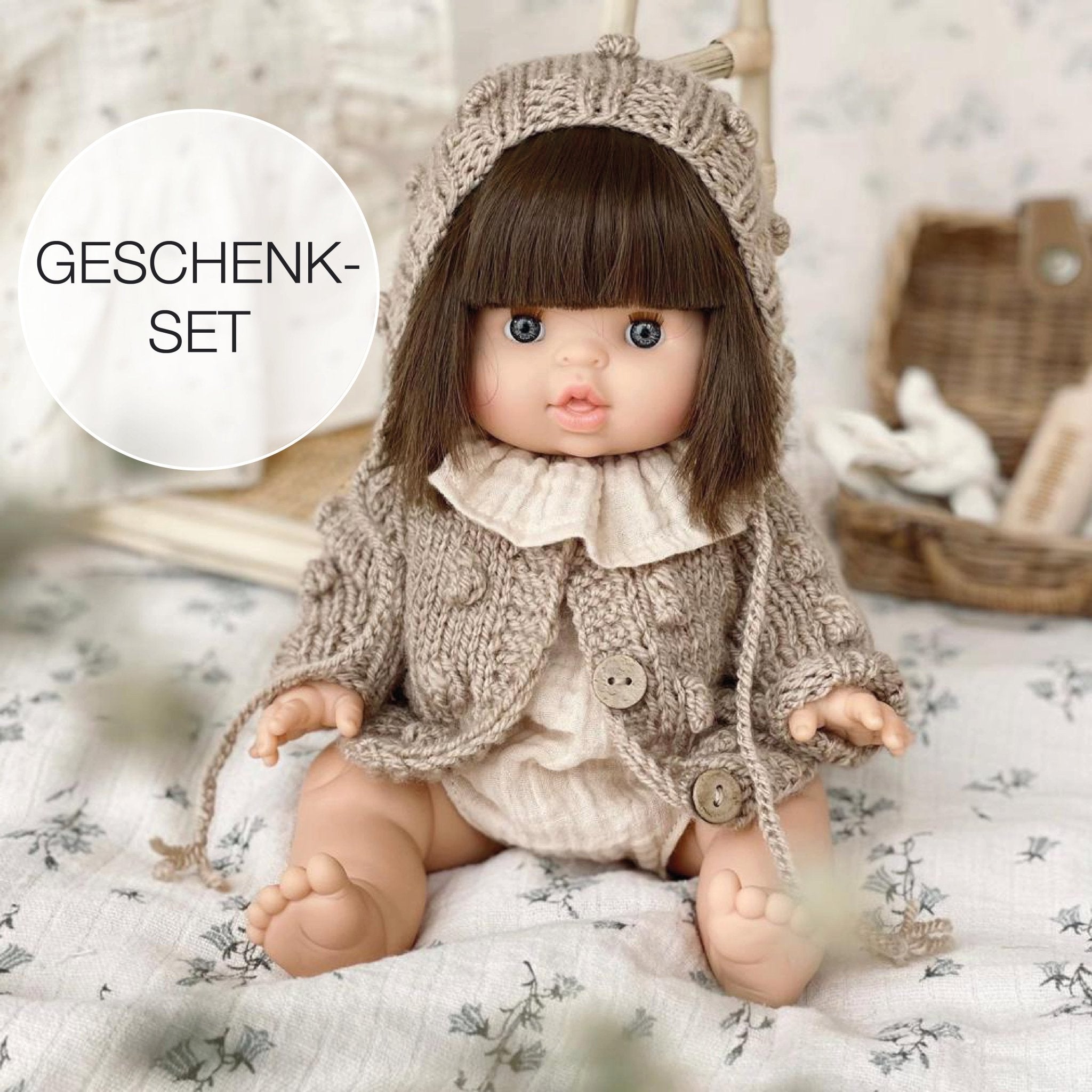 Geschenkset Puppe & Kleidung - Chloe mit Strickjacke, Romper & Mütze