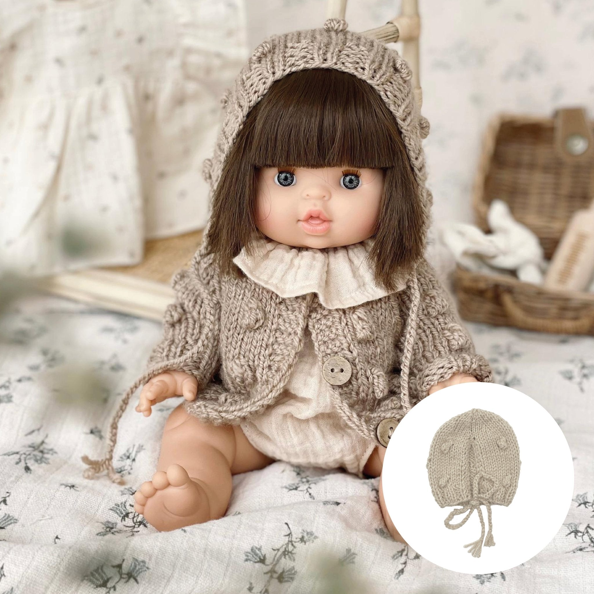 Geschenkset Puppe & Kleidung - Chloe mit Strickjacke, Romper & Mütze